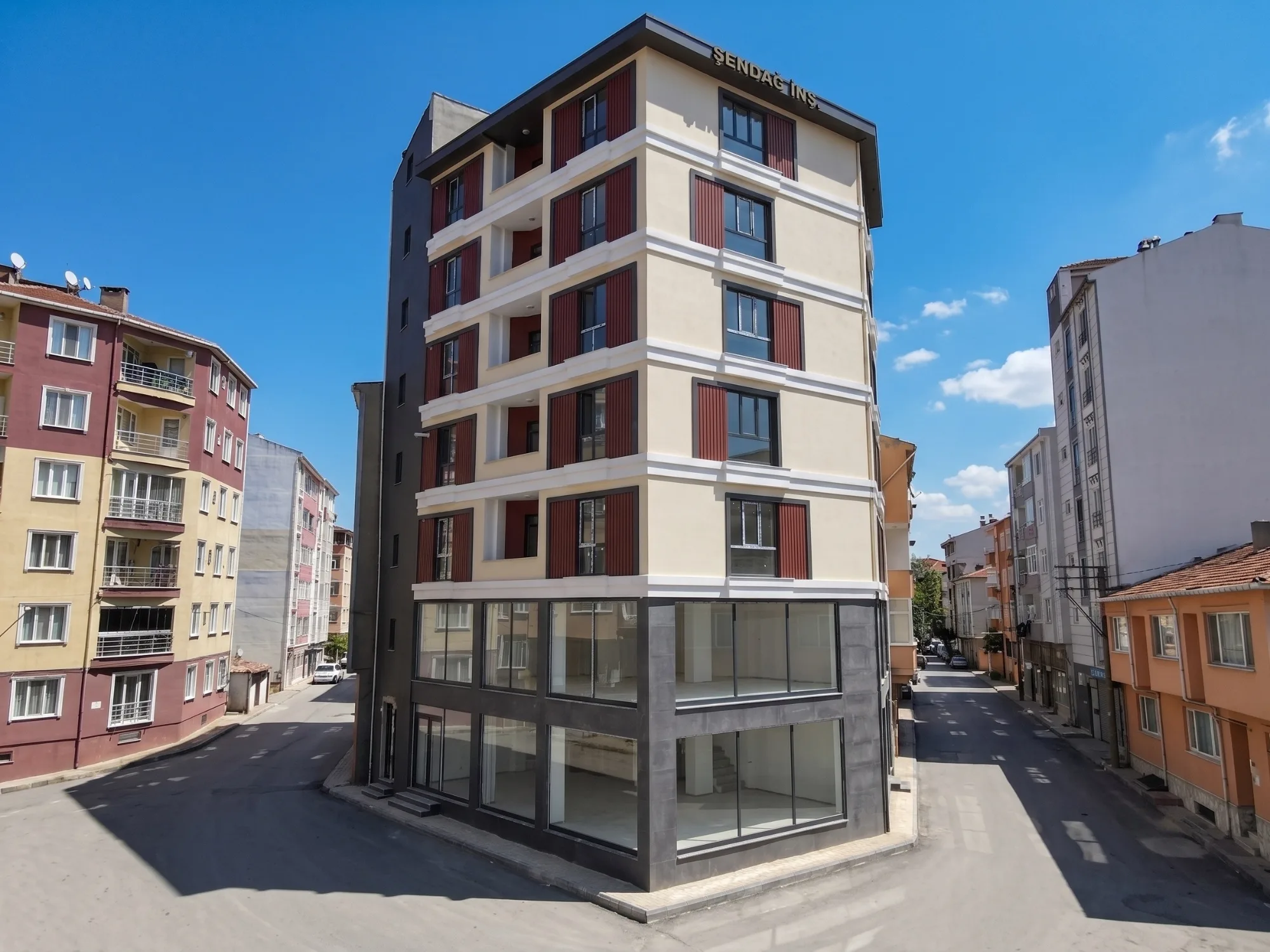 Zemin katı camekânlı apartman bloğunun sokak görünümü — Çorlu Konut Projesi
