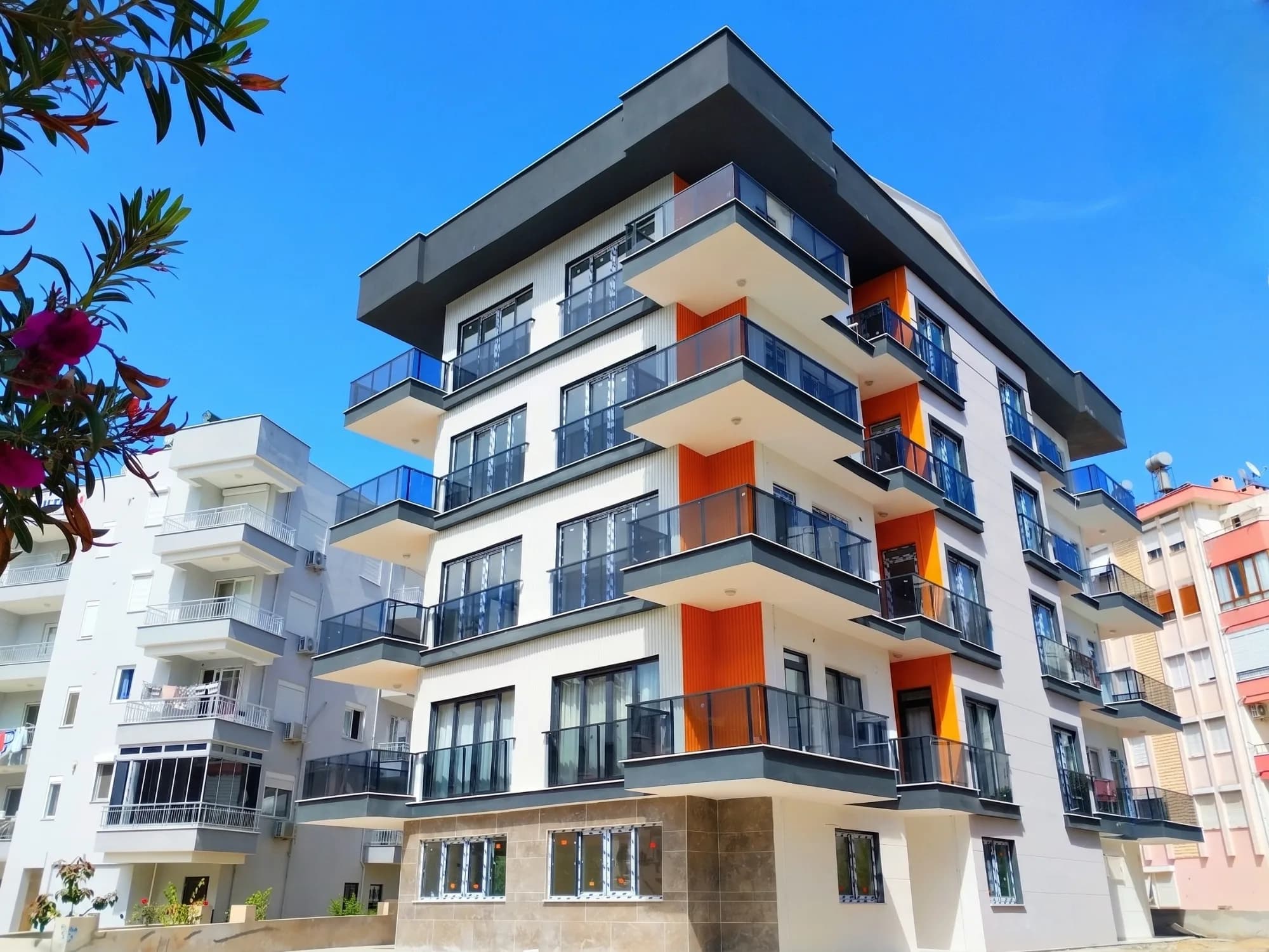 Turuncu balkon panelli apartman cephesi — Finike Konut Projesi I